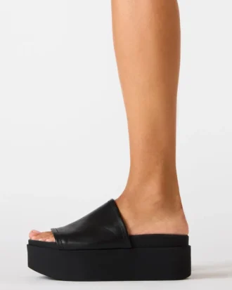 arwen de cuero blanco 6 330x413 - Arwen de cuero negro
