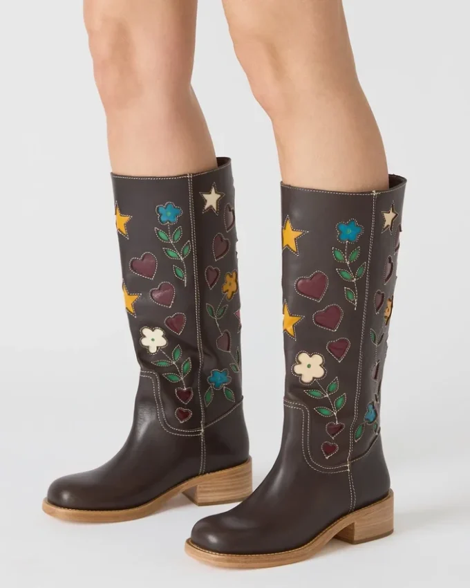 Riggs de cuero marrón con estampado floral Riggs de cuero marrón con estampado floral