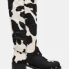Riggs Negro con estampado de vaca y pantorrilla ancha Riggs Negro con estampado de vaca y pantorrilla ancha