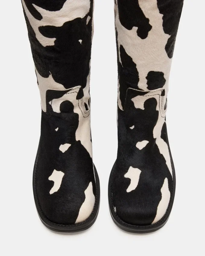 Riggs Negro con estampado de vaca y pantorrilla ancha Riggs Negro con estampado de vaca y pantorrilla ancha