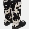 Riggs Negro con estampado de vaca y pantorrilla ancha Riggs Negro con estampado de vaca y pantorrilla ancha