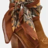 Sally Scarf de gamuza color castaño